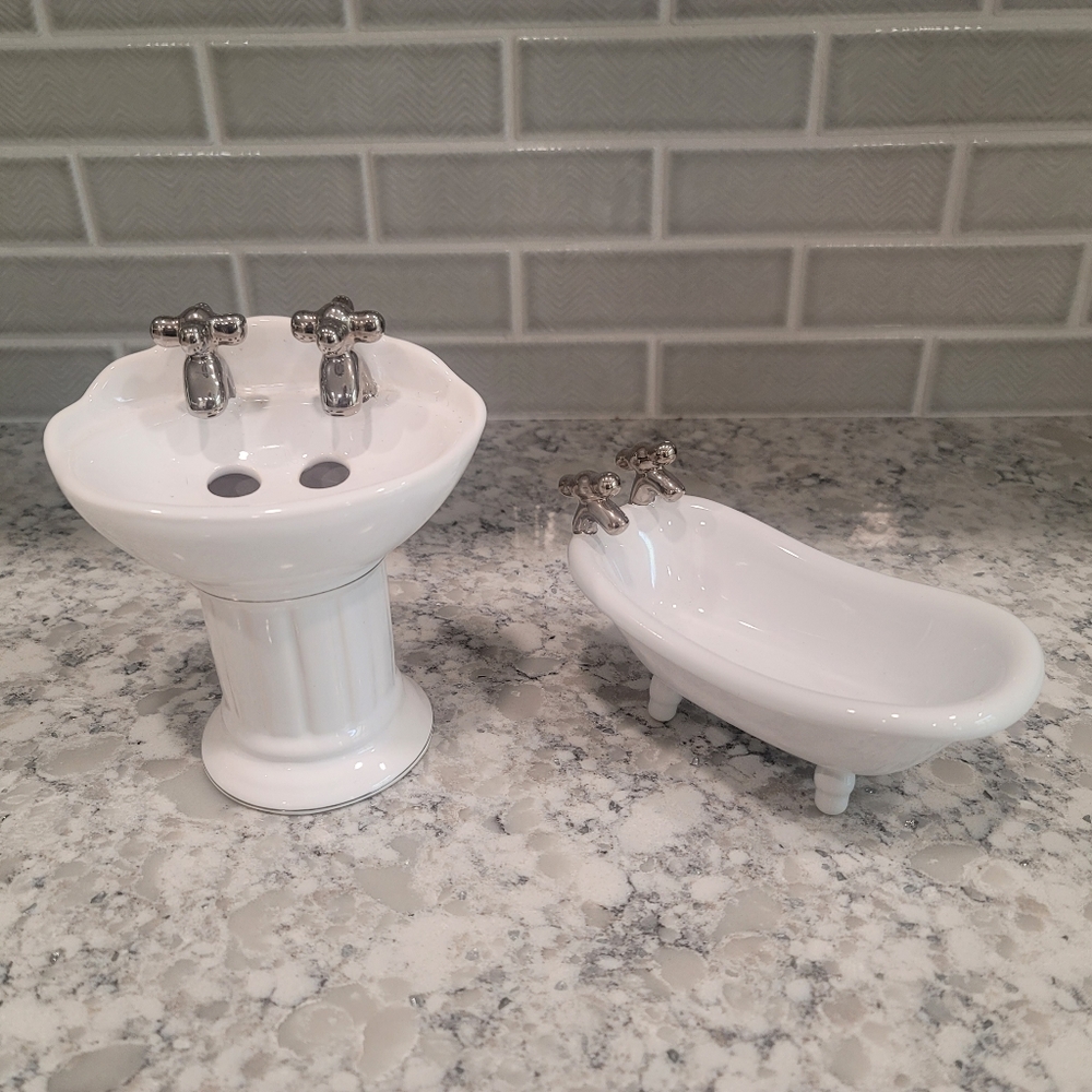 Old Fashioned Clawfoot Tub & Pedestal Sink Toothbrush & Soap Dish